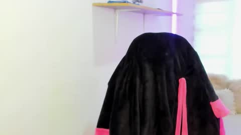 celeste_bonnet1 online show from November 3, 2025, 7:04 pm