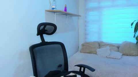 celeste_bonnet1 online show from December 2, 2025, 7:09 pm