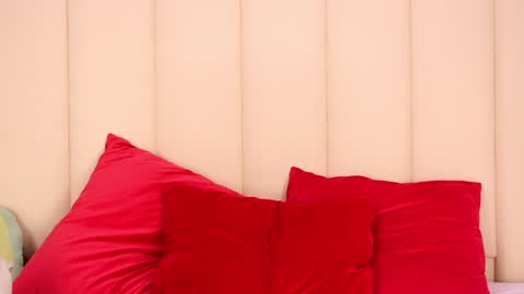 Snapshot of channelangeless chatting on February 5, 2025, 6:48 pm Channelangeless online show from February 5, 2025, 6:48 pm