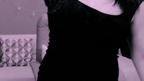 The Queen online show from December 1, 2024, 5:24 pm