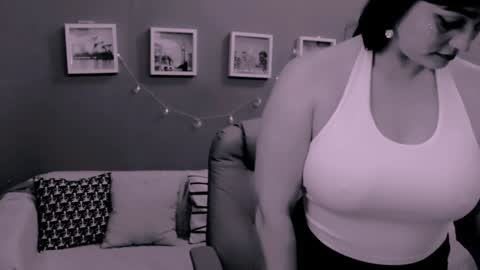 The Queen online show from December 7, 2024, 1:47 am