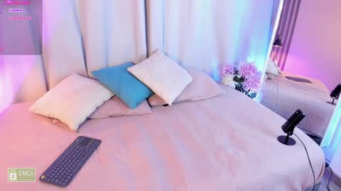 Snapshot of charloottee_1 chatting on January 22, 2025, 4:23 am Char 3 Lets go for the 100 Thumb-Up online show from January 22, 2025, 4:23 am