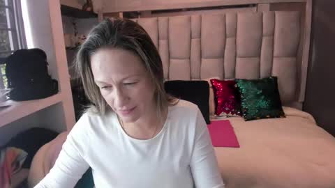 Snapshot of charlot_milf chatting on October 4, 2025, 12:03 pm Charlot milf online show from October 4, 2025, 12:03 pm