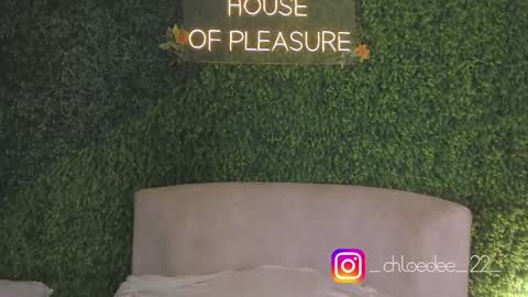 Chloe online show from October 3, 2025, 12:57 pm