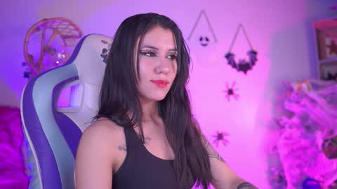 CLOE  online show from October 14, 2025, 10:54 pm