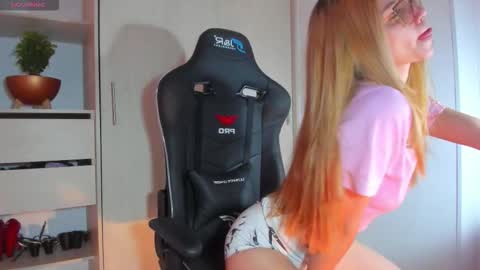 Chloe Miller  online show from November 5, 2025, 10:32 pm