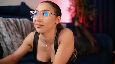 chloemin_ online show from December 2, 2025, 7:25 am