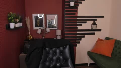 Chloe online show from October 15, 2025, 11:10 am