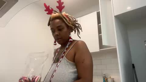 Snapshot of chocolatecakequeen chatting on December 11, 2024, 3:45 am ChocolateCakeQueen online show from December 11, 2024, 3:45 am