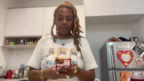 Snapshot of chocolatecakequeen chatting on December 22, 2024, 11:20 pm ChocolateCakeQueen online show from December 22, 2024, 11:20 pm