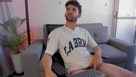 Im Chirs IM MODEL INDEPENDT online show from January 7, 2025, 7:06 pm