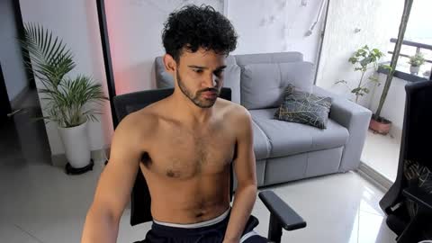 Im Chirs IM MODEL INDEPENDT online show from February 6, 2025, 3:31 pm