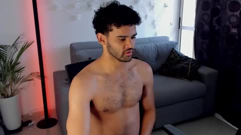 Im Chirs IM MODEL INDEPENDT online show from March 10, 2025, 4:57 pm