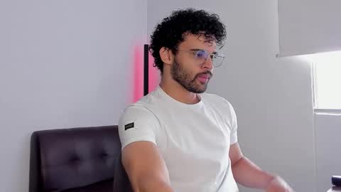 Im Chirs IM MODEL INDEPENDT online show from September 10, 2025, 4:07 pm