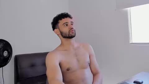 Im Chirs IM MODEL INDEPENDT online show from September 15, 2025, 3:23 pm