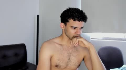 Im Chirs IM MODEL INDEPENDT online show from October 17, 2025, 4:31 pm