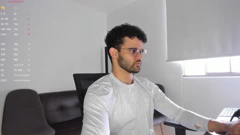 Im Chirs IM MODEL INDEPENDT online show from October 31, 2025, 5:03 pm