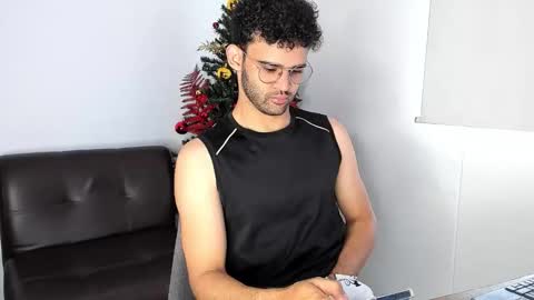 Im Chirs IM MODEL INDEPENDT online show from December 4, 2025, 3:54 pm