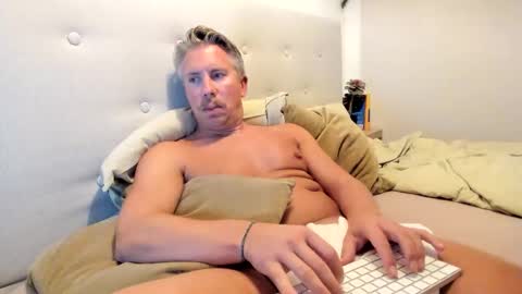 Snapshot of chrsbang chatting on December 18, 2025, 5:52 pm ChrisBang online show from December 18, 2025, 5:52 pm