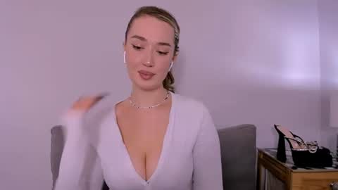 cindyprettywomen online show from December 15, 2025, 4:11 pm