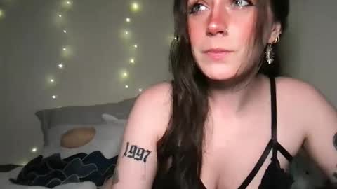 Snapshot of cinnamonpeaches chatting on February 23, 2025, 2:07 am Carmen online show from February 23, 2025, 2:07 am