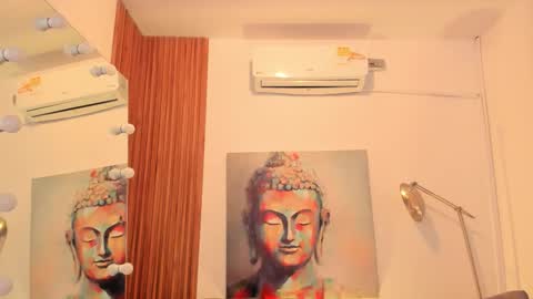 Snapshot of cinnia_ chatting on December 3, 2025, 10:24 am Cintia online show from December 3, 2025, 10:24 am