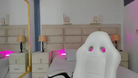 CintiaCollins  online show from December 3, 2025, 8:40 pm