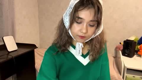 Snapshot of clary_cloud chatting on November 8, 2025, 6:29 pm Lara online show from November 8, 2025, 6:29 pm