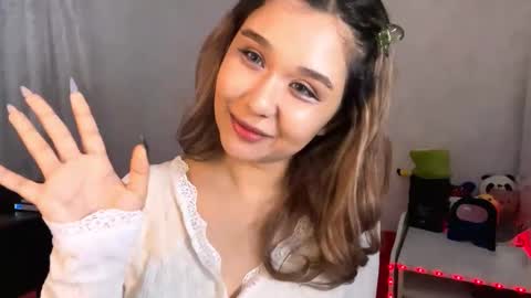 Snapshot of clary_cloud chatting on November 20, 2025, 6:18 pm Lara online show from November 20, 2025, 6:18 pm