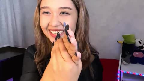 Snapshot of clary_cloud chatting on November 21, 2025, 6:17 pm Lara online show from November 21, 2025, 6:17 pm