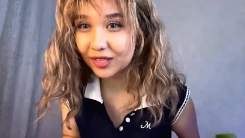 Snapshot of clary_cloud chatting on November 22, 2025, 6:18 pm Lara online show from November 22, 2025, 6:18 pm