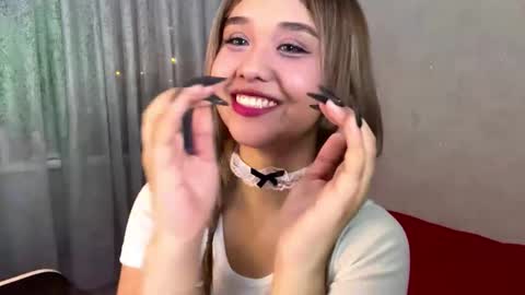 Snapshot of clary_cloud chatting on November 27, 2025, 6:21 pm Lara online show from November 27, 2025, 6:21 pm