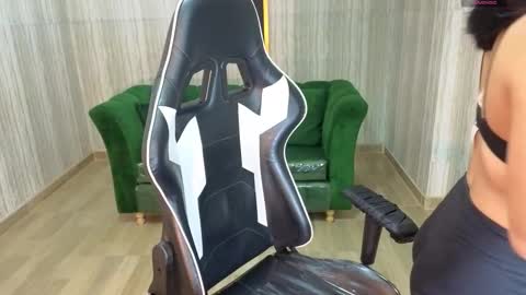 Snapshot of clementine_t chatting on October 19, 2025, 12:17 pm Clementine online show from October 19, 2025, 12:17 pm