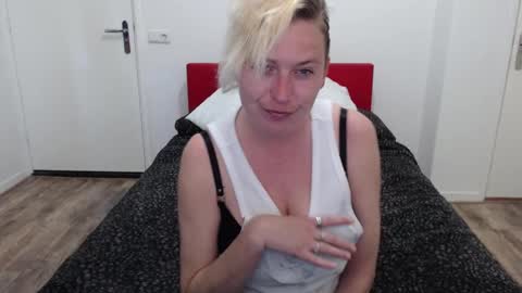 Syl  online show from March 9, 2025, 2:43 pm