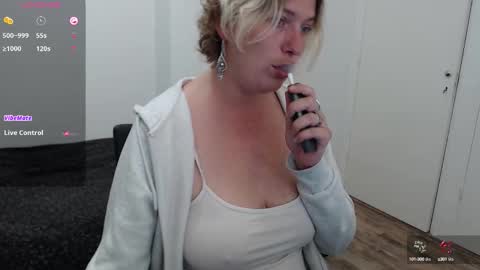 Syl  online show from October 8, 2025, 1:31 pm