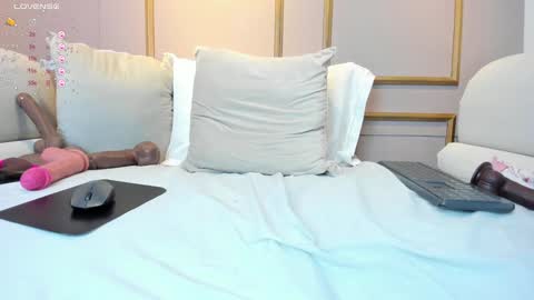 Snapshot of cloehap chatting on December 19, 2024, 3:52 pm Cloe online show from December 19, 2024, 3:52 pm