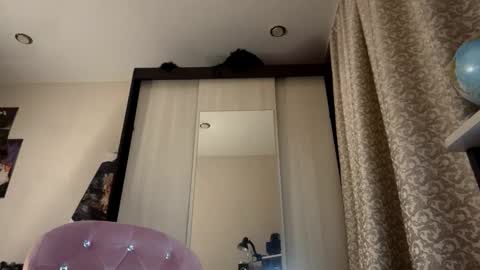 Isabella online show from November 13, 2025, 6:18 pm