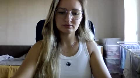 cora_fora online show from September 12, 2025, 7:19 am