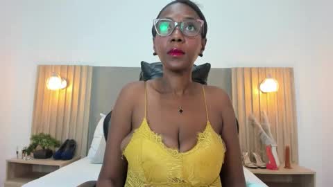 C O R A  L online show from November 9, 2025, 2:10 am