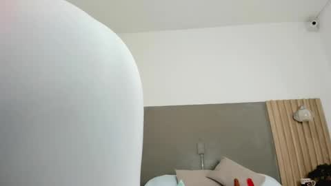 C O R A  L online show from December 5, 2025, 2:09 am