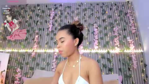 coralineross_ online show from November 19, 2025, 10:37 am