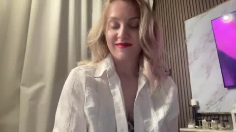 cosmo_blondiee online show from September 16, 2025, 3:35 pm