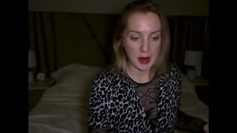 cosmo_blondiee online show from October 6, 2025, 6:05 pm