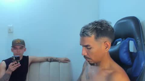 Snapshot of couple_bigcock_ chatting on October 22, 2025, 1:06 am aron y stivens online show from October 22, 2025, 1:06 am