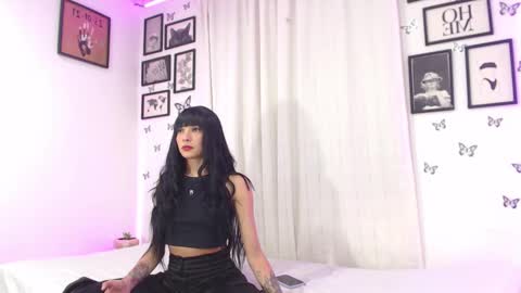 Snapshot of coupsextop chatting on December 17, 2024, 5:18 am Juli and Liam online show from December 17, 2024, 5:18 am