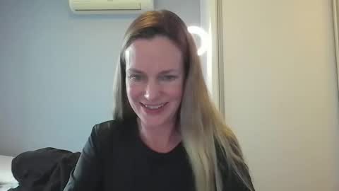 Anny online show from November 17, 2025, 3:51 pm