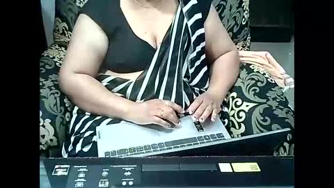 Snapshot of crezybhabihot chatting on September 25, 2025, 1:04 pm Sonika69 online show from September 25, 2025, 1:04 pm