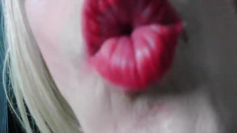 crislingery_doll online show from February 1, 2025, 11:21 am