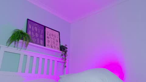 Nicole  Connection time 220pm-910pmCol online show from November 12, 2025, 8:30 pm