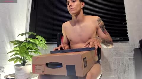 cristopher23  online show from February 28, 2025, 8:18 pm